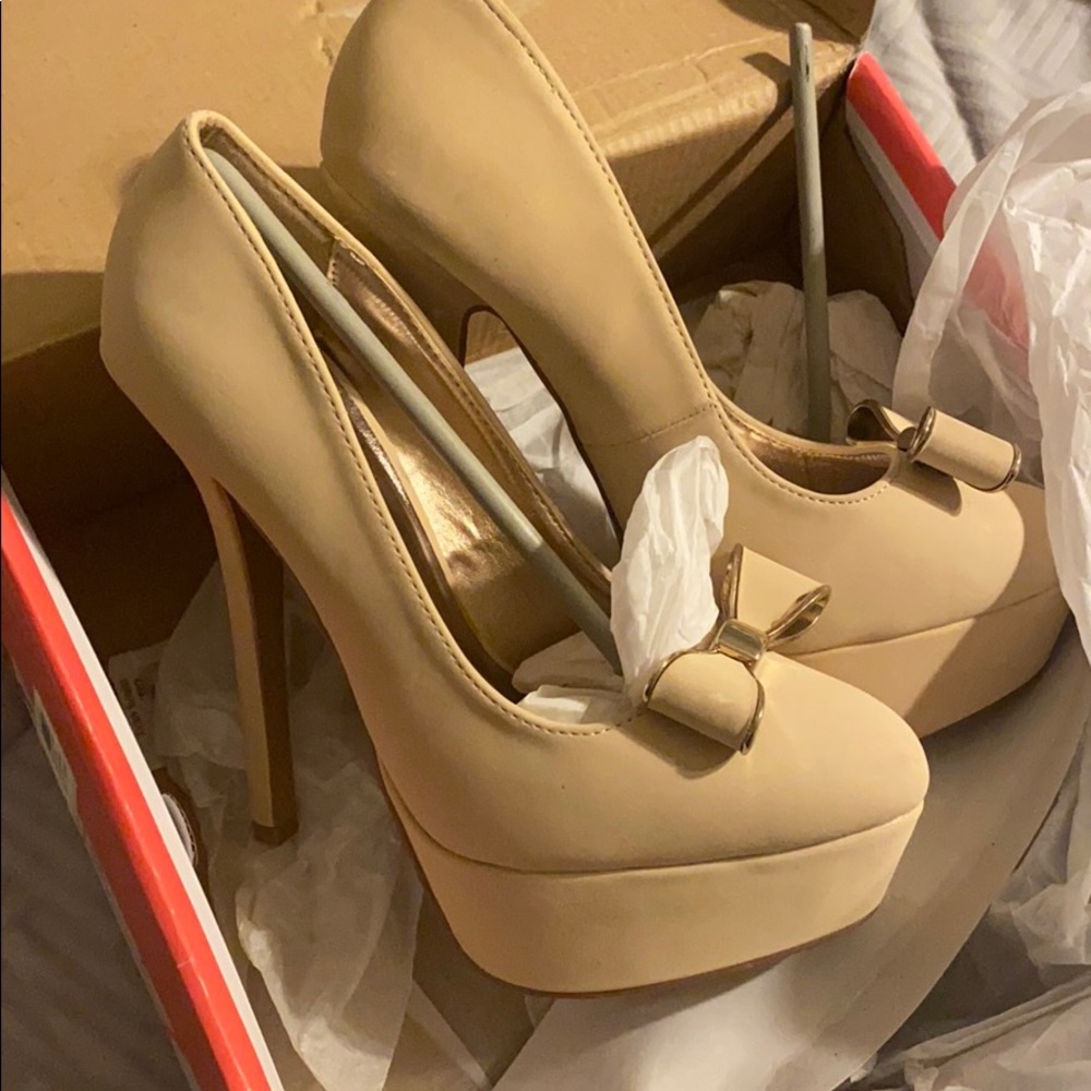 Nude closed toe heels with bow